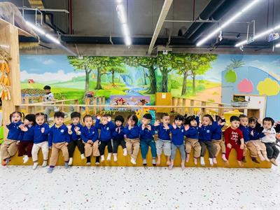 Khi trẻ học cách yêu thương từ những điều gần gũi nhất, mỗi trải nghiệm đều trở thành bài học đầu đời.