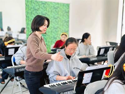 Giờ học nhạc cụ đầy cảm hứng của sinh viên K46