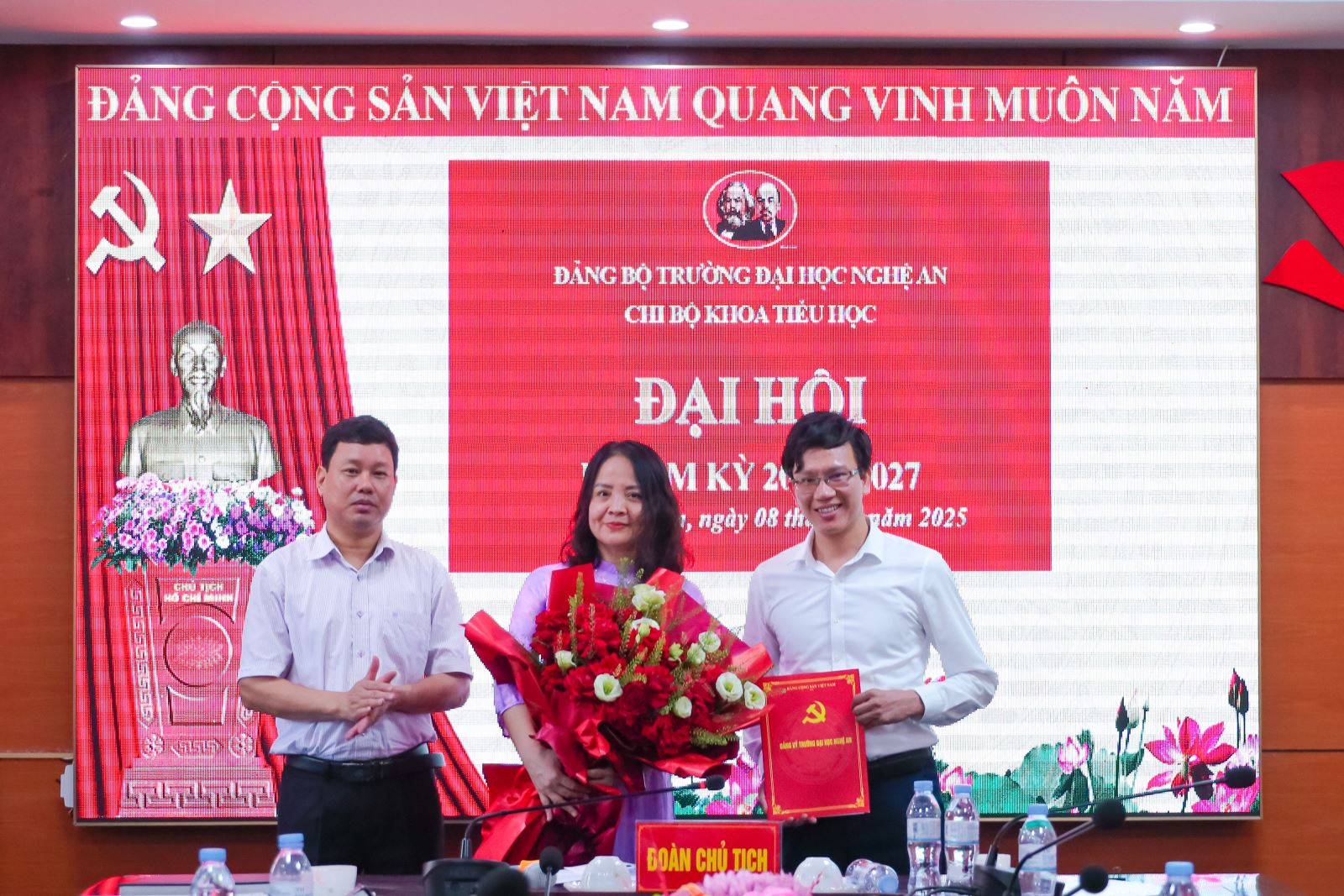 Đồng chí Trần Anh Tư trao Quyết định chỉ định Bí thư và Phó Bí thư Chi bộ