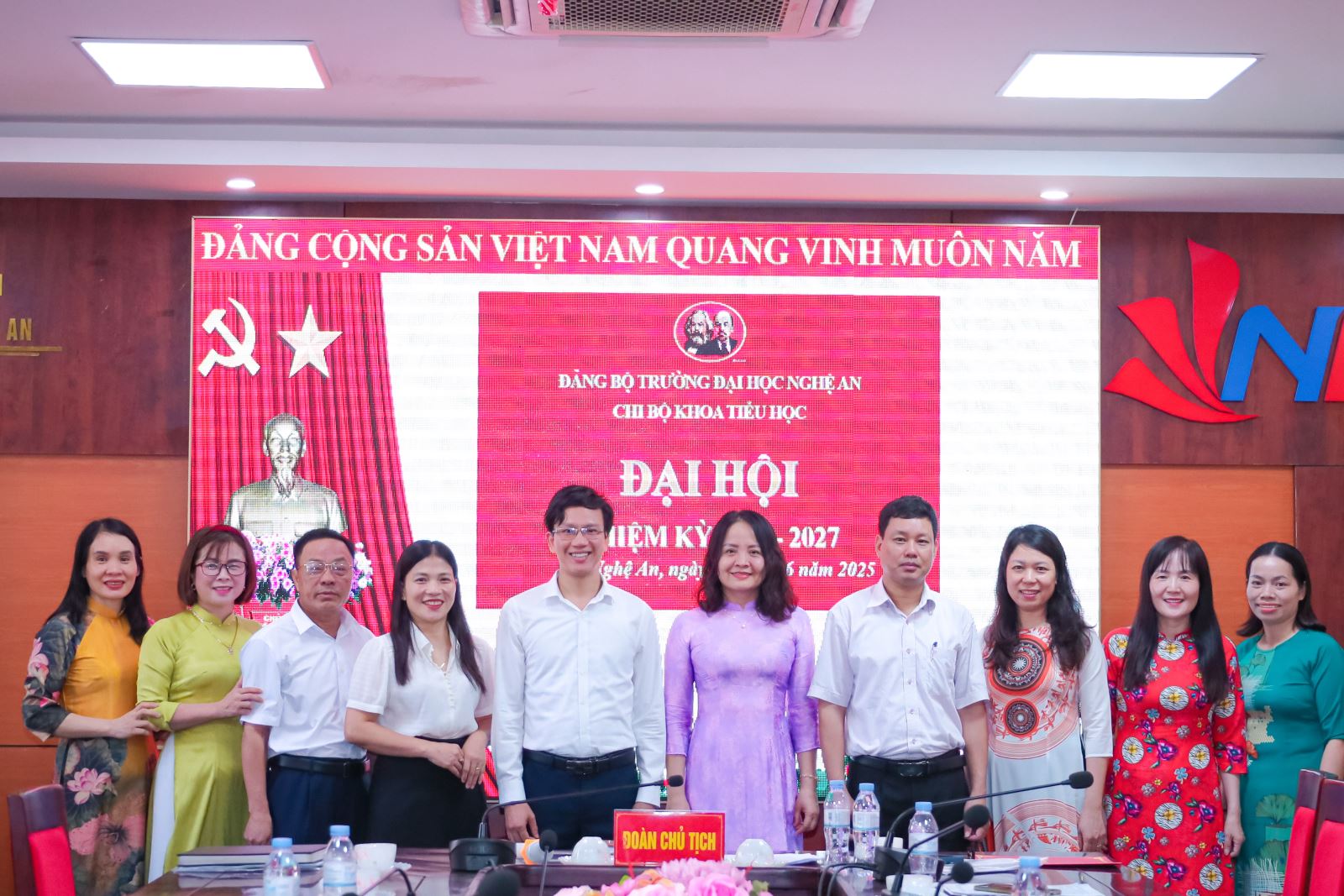 Đảng viên chi bộ Khoa Tiểu học và đại biểu