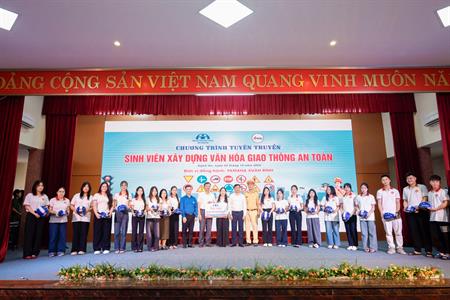 SINH VIÊN TRƯỜNG ĐẠI HỌC NGHỆ AN XÂY DỰNG VĂN HÓA  GIAO THÔNG AN TOÀN